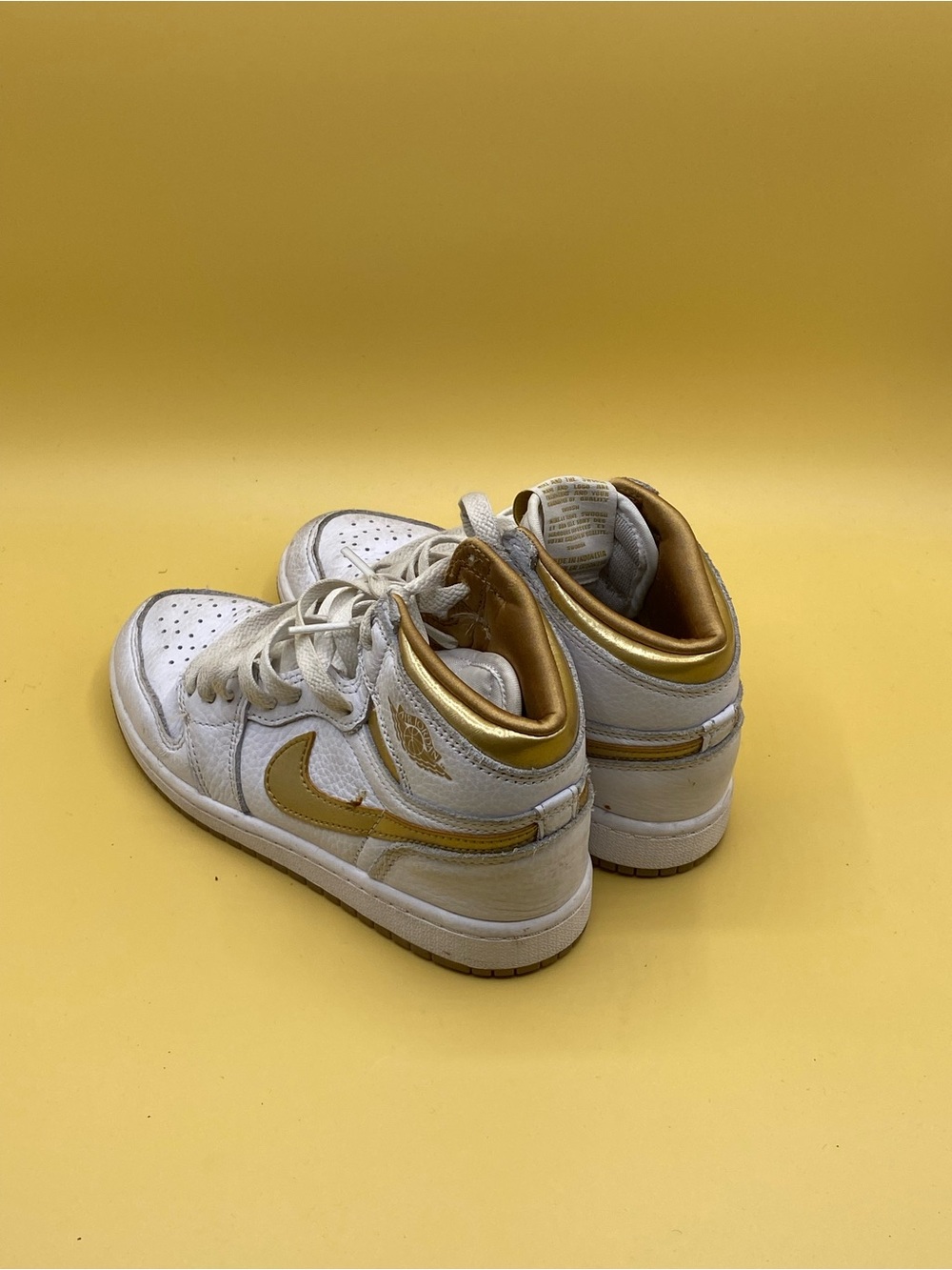 Nike Air Jordan 1 Retro High OG sneakers in a White and Metallic Gold - Picture 3 of 4